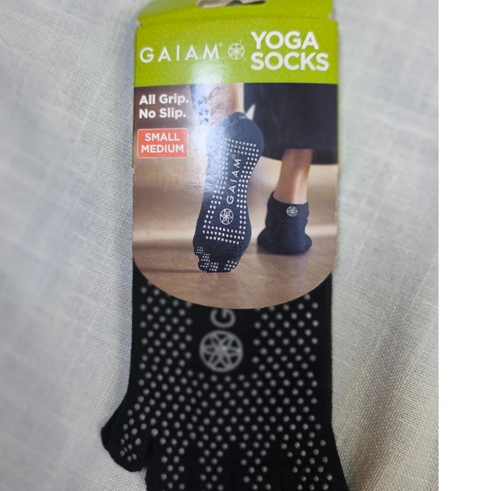 Gaiam Yoga Socks Black All Grip No Slip Five Toe Traction Small Medium 05-52223